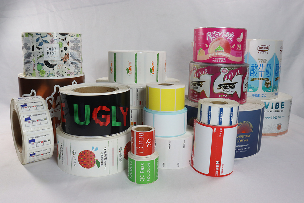 Waarom blijven stickerlabels vast aan plastic producten?
